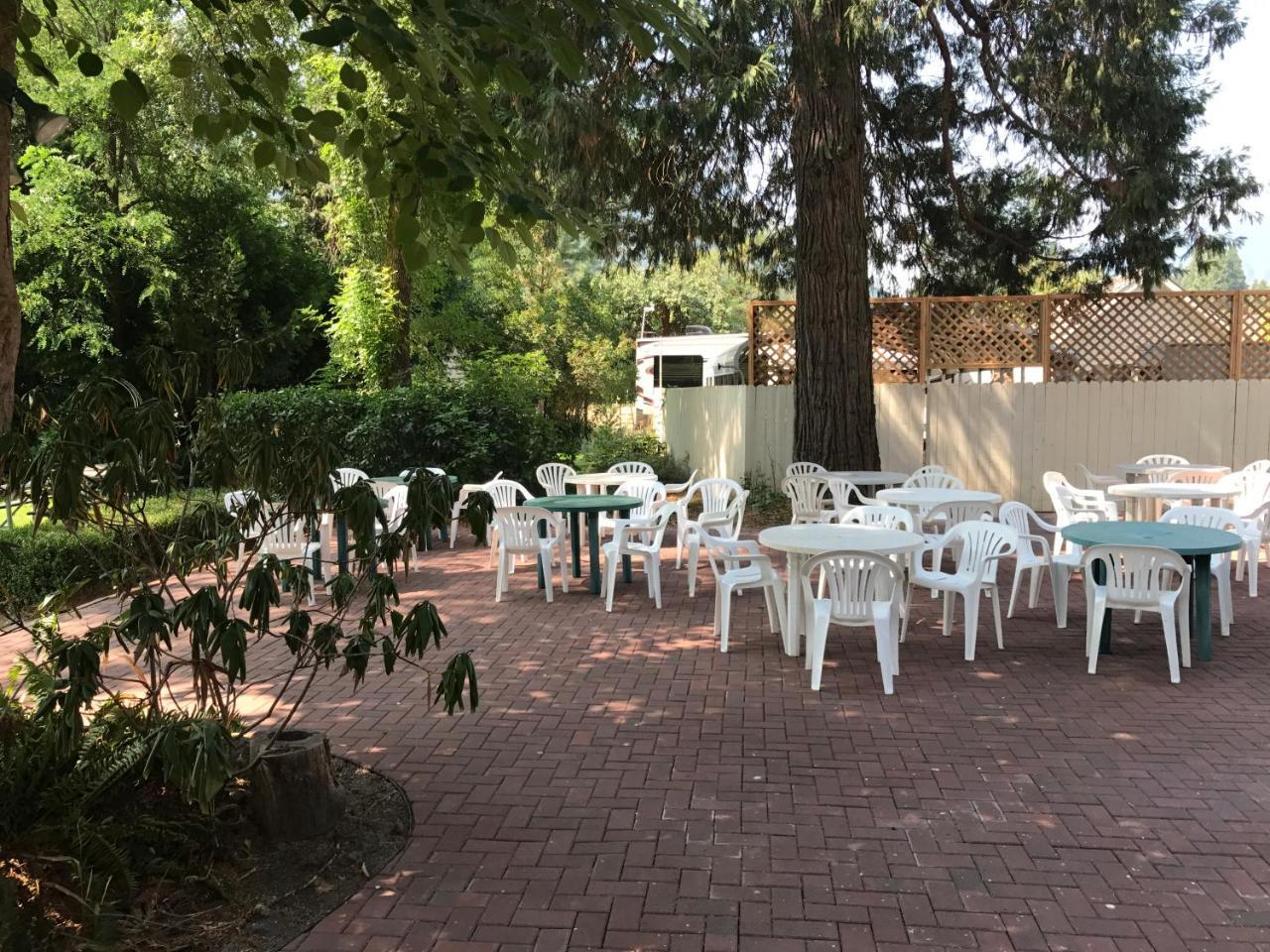 Wolf Creek Inn & Tavern Exterior foto